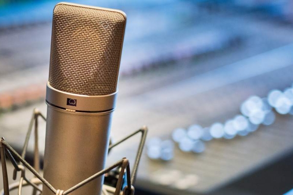 microphone-in-voice-recording-studio